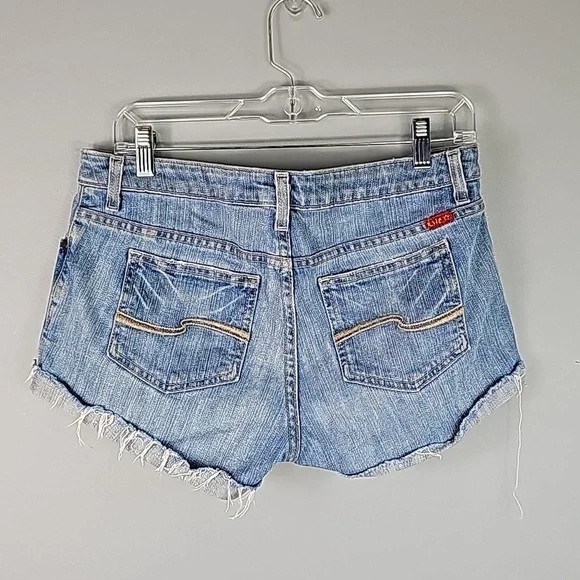 Tilt Low Rise Frayed Cuff Hem Jean Shorts Size: 7 - Picture 4 of 7